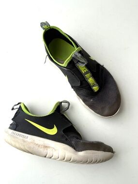 NIKE Youth Boys Size 2 Black White Neon Flex Runner Low Top No Laces Tennis Shoe